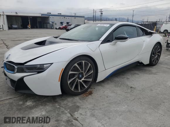 ✅ 2016 BMW i8 • VIN: WBY2Z2C56GV675882 • Лот: 39606014. Опубликован ранее на Copart с пробегом 40 680 миль. Бесплатный доступ к архиву аукционных продаж из США и подробный отчёт об истории автомобиля на DreamBid. Изображение 1.
