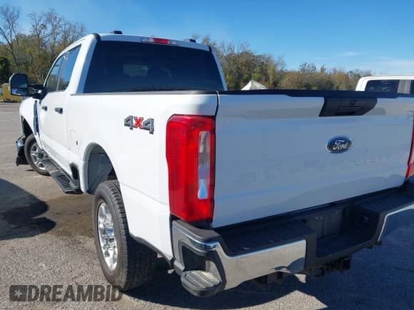 ✅ 2026 Ford F-250 XLT • VIN: 1FT7W2BN6TEC23541 • Lot: 43886971. Listed on IAAI with 4,128 mi. Free auction sales archive from the USA and detailed vehicle history report at DreamBid. Image 3.