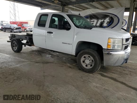 ✅ 2008 Chevrolet Silverado 1500 • VIN: 1GBHC39K68E155784 • Lot: 80299955. Wystawiony na Copart z przebiegiem 264 295 mil. Bezpłatny archiwum sprzedaży aukcyjnych z USA i szczegółowy raport historii pojazdu na DreamBid. Zdjęcie 4.