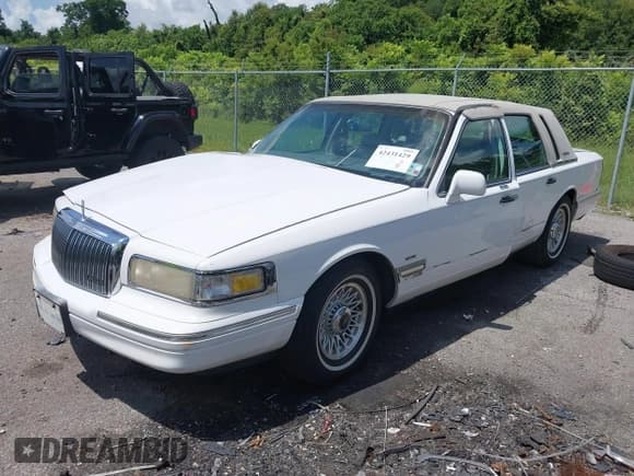 ✅ 1996 Lincoln Town Car Executive • VIN: 1LNLM81W0TY602935 • Lot: 42431429. Listed on IAAI with 98,677 mi. Free auction sales archive from the USA and detailed vehicle history report at DreamBid. Image 2.