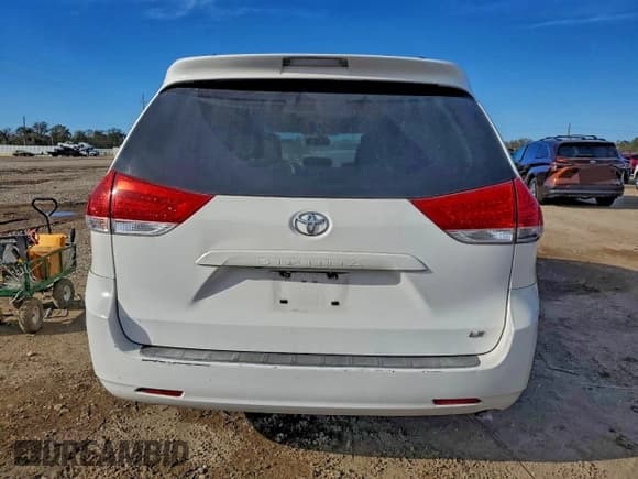 ✅ 2011 Toyota Sienna LE • VIN: 5TDKK3DC3BS071816 • Лот: 94692915. Опубликован ранее на Copart с пробегом 177 536 миль. Бесплатный доступ к архиву аукционных продаж из США и подробный отчёт об истории автомобиля на DreamBid. Изображение 6.