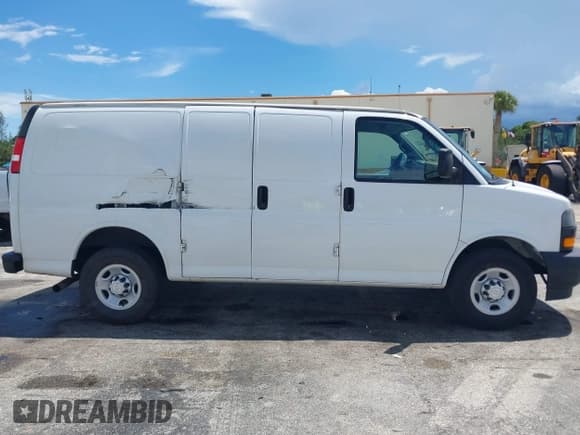 ✅ 2018 Chevrolet Express Cargo • VIN: 1GCWGAFP6J1304221 • Lot: 43060353. Wystawiony na IAAI z przebiegiem 204 808 mil. Bezpłatny archiwum sprzedaży aukcyjnych z USA i szczegółowy raport historii pojazdu na DreamBid. Zdjęcie 6.