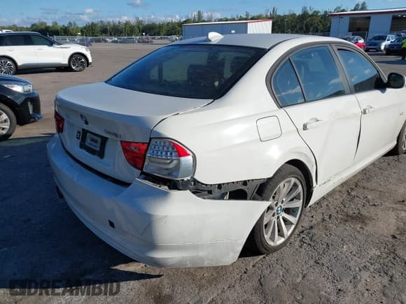 ✅ 2011 BMW 3 Series 328i • VIN: WBAPH7G57BNN05019 • Lot: 43758435. Listed on IAAI with 226,900 mi. Free auction sales archive from the USA and detailed vehicle history report at DreamBid. Image 6.