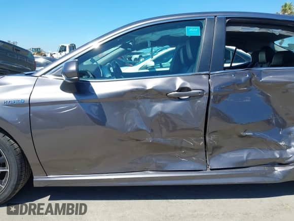 2021 Toyota Camry Hybrid SE z VIN 4T1G31AK6MU551359, wystawiony jako IAAI lot #42995923 z przebiegiem 54 373 mil mil oraz . Historia ofert i sprzedaży dostępna na DreamBid. Obrazek 17.