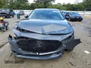 ✅ 2024 Mazda 3 S Carbon Edition • VIN: 3MZBPBCM6RM408217 • Lot: 81159455. Wystawiony na Copart z przebiegiem Nie podano. Bezpłatny archiwum sprzedaży aukcyjnych z USA i szczegółowy raport historii pojazdu na DreamBid. Zdjęcie 5.