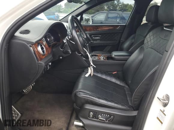 ✅ 2018 Bentley Bentayga Signature • VIN: SJAAC2ZV2JC017454 • Лот: 58329085. Опубликован ранее на Copart с пробегом 76 318 миль. Бесплатный доступ к архиву аукционных продаж из США и подробный отчёт об истории автомобиля на DreamBid. Изображение 7.