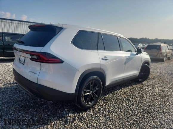 ✅ 2025 Toyota Highlander XLE • VIN: 5TDAAAB51SS080554 • Lot: 81379815. Listed on Copart with 5,643 mi. Free auction sales archive from the USA and detailed vehicle history report at DreamBid. Image 3.