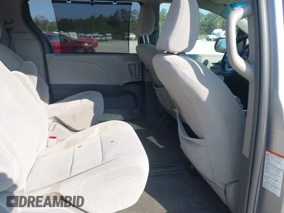 ✅ 2015 Toyota Sienna LE • VIN: 5TDKK3DC2FS570371 • Lot: 43728202. Wystawiony na IAAI z przebiegiem 230 222 mil. Bezpłatny archiwum sprzedaży aukcyjnych z USA i szczegółowy raport historii pojazdu na DreamBid. Zdjęcie 8.