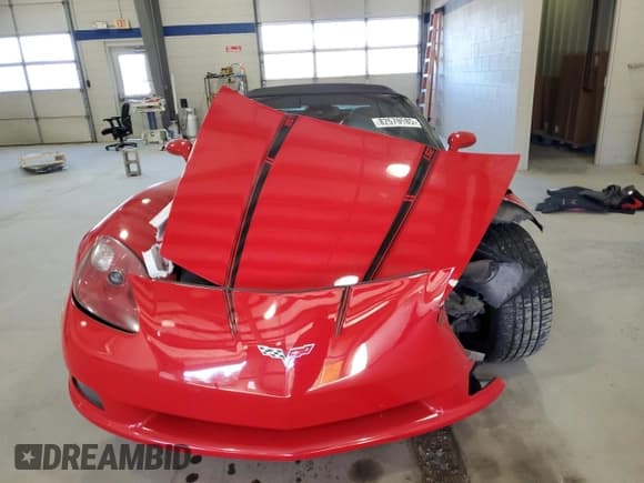 ✅ 2006 Chevrolet Corvette • VIN: 1G1YY36U365112206 • Lot: 82579585. Wystawiony na Copart z przebiegiem 77 541 mil. Bezpłatny archiwum sprzedaży aukcyjnych z USA i szczegółowy raport historii pojazdu na DreamBid. Zdjęcie 5.