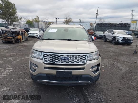 ✅ 2017 Ford Explorer Platinum • VIN: 1FM5K8HT1HGD51155 • Lot: 43648190. Wystawiony na IAAI z przebiegiem 113 686 mil. Bezpłatny archiwum sprzedaży aukcyjnych z USA i szczegółowy raport historii pojazdu na DreamBid. Zdjęcie 12.