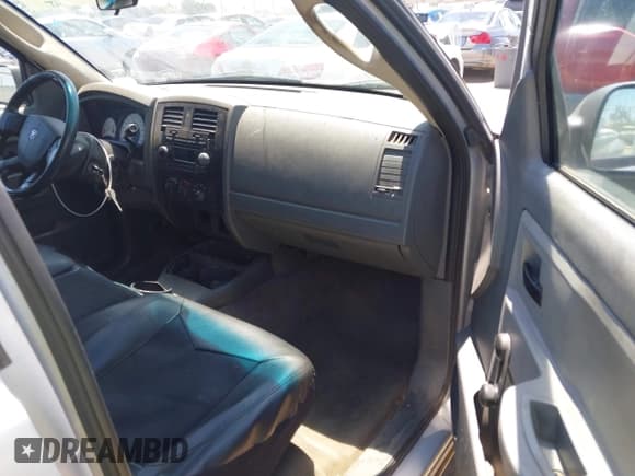 ✅ 2005 Dodge Dakota ST • VIN: 1D7HE28K15S288148 • Lot: 42883541. Wystawiony na IAAI z przebiegiem 259 379 mil. Bezpłatny archiwum sprzedaży aukcyjnych z USA i szczegółowy raport historii pojazdu na DreamBid. Zdjęcie 5.