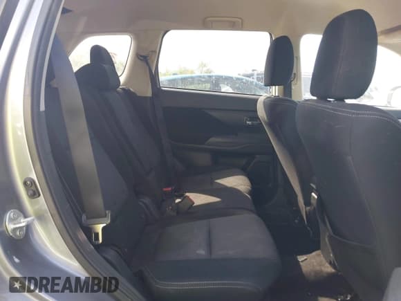 ✅ 2018 Mitsubishi Outlander SE • VIN: JA4AD3A36JZ043199 • Lot: 42115307. Listed on IAAI with 107,835 mi. Free auction sales archive from the USA and detailed vehicle history report at DreamBid. Image 8.