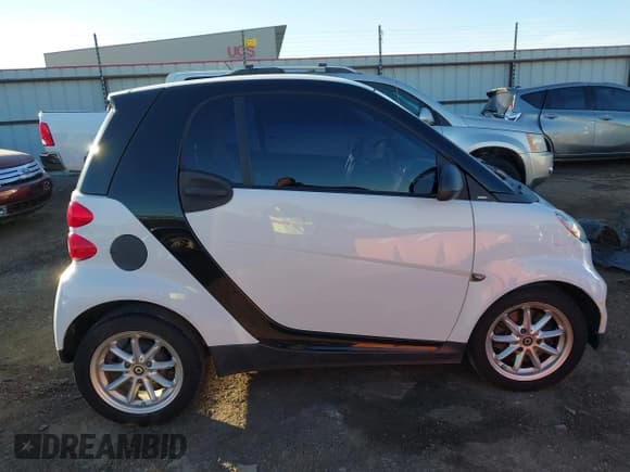 ✅ 2009 Smart fortwo Pure • VIN: WMEEJ31X99K292492 • Lot: 41029051. Listed on IAAI with 57,741 mi. Free auction sales archive from the USA and detailed vehicle history report at DreamBid. Image 13.
