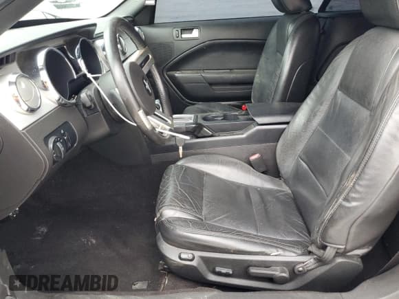 ✅ 2006 Ford Mustang GT Deluxe • VIN: 1ZVFT85H365266104 • Лот: 84361135. Опубликован ранее на Copart с пробегом 184 373 миль. Бесплатный доступ к архиву аукционных продаж из США и подробный отчёт об истории автомобиля на DreamBid. Изображение 7.