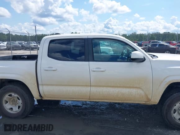 ✅ 2021 Toyota Tacoma SR • VIN: 3TYAX5GN7MT033552 • Lot: 43068415. Wystawiony na IAAI z przebiegiem 83 512 mil. Bezpłatny archiwum sprzedaży aukcyjnych z USA i szczegółowy raport historii pojazdu na DreamBid. Zdjęcie 13.