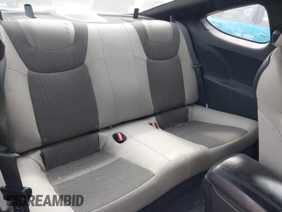 ✅ 2014 Hyundai Genesis Coupe 2.0T • VIN: KMHHT6KD5EU118599 • Lot: 42242355. Wystawiony na IAAI z przebiegiem 137 441 mil. Bezpłatny archiwum sprzedaży aukcyjnych z USA i szczegółowy raport historii pojazdu na DreamBid. Zdjęcie 8.