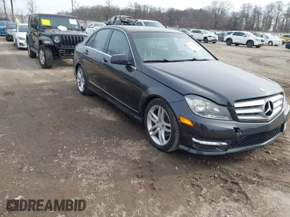 ✅ 2012 Mercedes-Benz C 300 Sport • VIN: WDDGF8BB9CA605486 • Лот: 43912450. Опубликован ранее на IAAI с пробегом 98 002 миль. Бесплатный доступ к архиву аукционных продаж из США и подробный отчёт об истории автомобиля на DreamBid. Изображение 1.