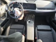 ✅ 2024 BMW X2 M35i • VIN: WBX83GM06R5Y61814 • Lot: 71305425. Wystawiony na Copart z przebiegiem 38 426 mil. Bezpłatny archiwum sprzedaży aukcyjnych z USA i szczegółowy raport historii pojazdu na DreamBid. Zdjęcie 8.