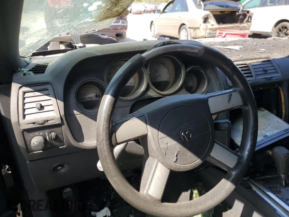 ✅ 2010 Dodge Challenger SE • VIN: 2B3CJ4DV1AH104213 • Lot: 72182844. Wystawiony na Copart z przebiegiem Nie podano. Bezpłatny archiwum sprzedaży aukcyjnych z USA i szczegółowy raport historii pojazdu na DreamBid. Zdjęcie 9.