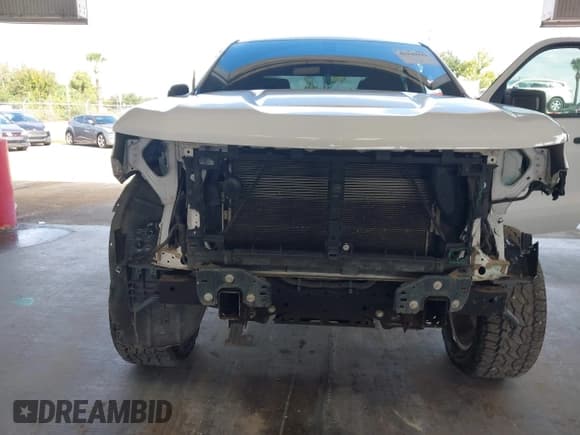 ✅ 2019 Chevrolet Silverado 1500 Work Truck • VIN: 1GCPWAEF5KZ383318 • Lot: 43345942. Wystawiony na IAAI z przebiegiem 121 835 mil. Bezpłatny archiwum sprzedaży aukcyjnych z USA i szczegółowy raport historii pojazdu na DreamBid. Zdjęcie 6.