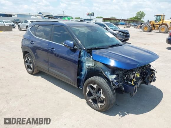 ✅ 2024 Kia Seltos EX • VIN: KNDER2AA4R7633717 • Lot: 42924668. Wystawiony na IAAI z przebiegiem 23 615 mil. Bezpłatny archiwum sprzedaży aukcyjnych z USA i szczegółowy raport historii pojazdu na DreamBid. Zdjęcie 1.