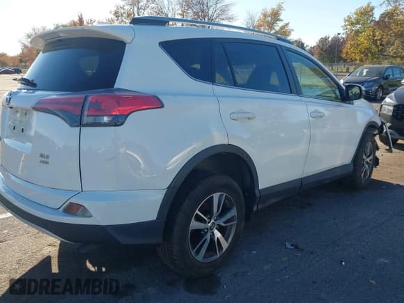 ✅ 2018 Toyota RAV4 XLE • VIN: JTMRFREV0JJ211239 • Лот: 43503188. Опубликован ранее на IAAI с пробегом 63 906 миль. Бесплатный доступ к архиву аукционных продаж из США и подробный отчёт об истории автомобиля на DreamBid. Изображение 4.