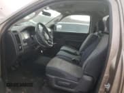 ✅ 2010 Dodge 1500 ST • VIN: 3D7JB1EK6AG127532 • Lot: 84935774. Wystawiony na Copart z przebiegiem 155 977 mil. Bezpłatny archiwum sprzedaży aukcyjnych z USA i szczegółowy raport historii pojazdu na DreamBid. Zdjęcie 7.