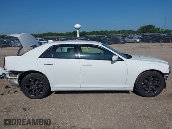 ✅ 2019 Chrysler 300 S • VIN: 2C3CCAGG3KH586189 • Lot: 42567627. Wystawiony na IAAI z przebiegiem 88 882 mil. Bezpłatny archiwum sprzedaży aukcyjnych z USA i szczegółowy raport historii pojazdu na DreamBid. Zdjęcie 14.