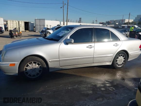 ✅ 2001 Mercedes-Benz E 320 • VIN: WDBJF65J21B314986 • Лот: 43899817. Опубликован ранее на IAAI с пробегом 252 640 миль. Бесплатный доступ к архиву аукционных продаж из США и подробный отчёт об истории автомобиля на DreamBid. Изображение 14.