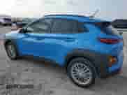 2020 Hyundai Kona SEL z VIN KM8K22AA7LU494405, wystawiony jako Copart lot #55375593 z przebiegiem 18 788 mil mil oraz . Historia ofert i sprzedaży dostępna na DreamBid. Obrazek 2.