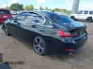 2024 BMW 3 Series 330i xDrive z VIN 3MW89FF05R8E03555, wystawiony jako IAAI lot #43259647 z przebiegiem 26 302 mil mil oraz . Historia ofert i sprzedaży dostępna na DreamBid. Obrazek 3.