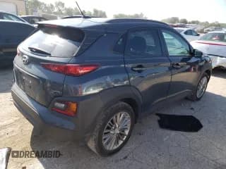 ✅ 2018 Hyundai Kona SEL • VIN: KM8K22AA6JU071277 • Лот: 63797034. Опубликован ранее на Copart с пробегом 102 217 миль. Бесплатный доступ к архиву аукционных продаж из США и подробный отчёт об истории автомобиля на DreamBid. Изображение 3.