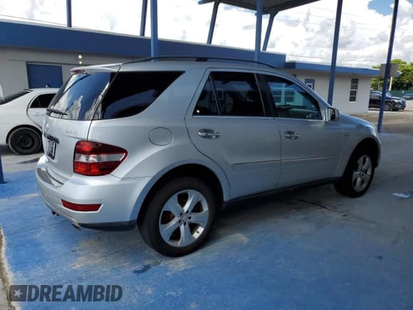 ✅ 2010 Mercedes-Benz M 350 • VIN: 4JGBB2FB5AA581641 • Lot: 70282745. Listed on Copart with 84,029 mi. Free auction sales archive from the USA and detailed vehicle history report at DreamBid. Image 3.