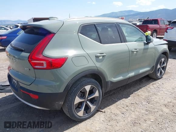 ✅ 2023 Volvo XC40 Plus Bright Theme • VIN: YV4L12UNXP2930656 • Lot: 42524396. Wystawiony na IAAI z przebiegiem 58 185 mil. Bezpłatny archiwum sprzedaży aukcyjnych z USA i szczegółowy raport historii pojazdu na DreamBid. Zdjęcie 4.