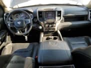 ✅ 2020 Ram 1500 Laramie • VIN: 1C6SRFDT0LN280023 • Lot: 71113715. Wystawiony na Copart z przebiegiem 93 736 mil. Bezpłatny archiwum sprzedaży aukcyjnych z USA i szczegółowy raport historii pojazdu na DreamBid. Zdjęcie 8.