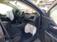 ✅ 2019 Jeep Cherokee Latitude • VIN: 1C4PJLCB4KD444570 • Lot: 36044886. Wystawiony na IAAI z przebiegiem 85 230 mil. Bezpłatny archiwum sprzedaży aukcyjnych z USA i szczegółowy raport historii pojazdu na DreamBid. Zdjęcie 5.