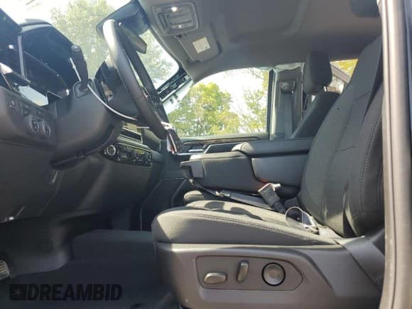 ✅ 2025 Chevrolet Silverado 1500 • VIN: 1GCPKEEK6SZ237851 • Лот: 71095235. Опубликован ранее на Copart с пробегом 3 329 миль. Бесплатный доступ к архиву аукционных продаж из США и подробный отчёт об истории автомобиля на DreamBid. Изображение 7.