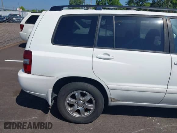 2006 Toyota Highlander z VIN JTEGD21A860141215, wystawiony jako IAAI lot #42571223 z przebiegiem Nie podano mil oraz . Historia ofert i sprzedaży dostępna na DreamBid. Obrazek 4.