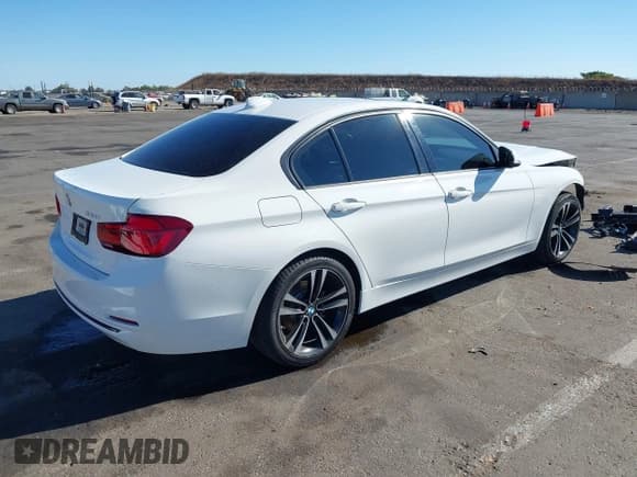 ✅ 2018 BMW 3 Series 330i • VIN: WBA8B9G56JNU98516 • Лот: 43021602. Опубликован ранее на IAAI с пробегом 75 364 миль. Бесплатный доступ к архиву аукционных продаж из США и подробный отчёт об истории автомобиля на DreamBid. Изображение 4.