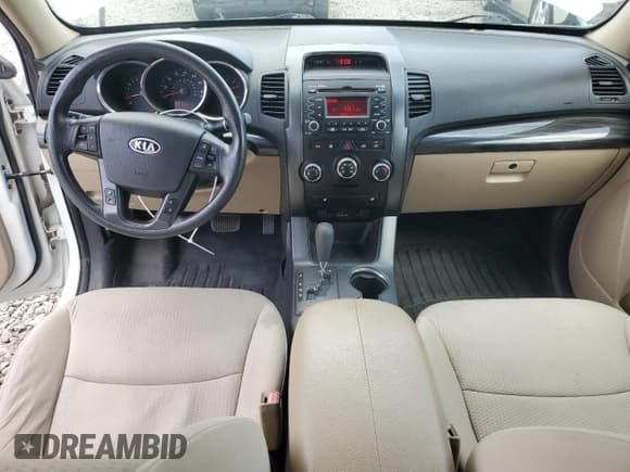 ✅ 2012 Kia Sorento LX • VIN: 5XYKTDA29CG254831 • Lot: 69952875. Wystawiony na Copart z przebiegiem 104 411 mil. Bezpłatny archiwum sprzedaży aukcyjnych z USA i szczegółowy raport historii pojazdu na DreamBid. Zdjęcie 8.