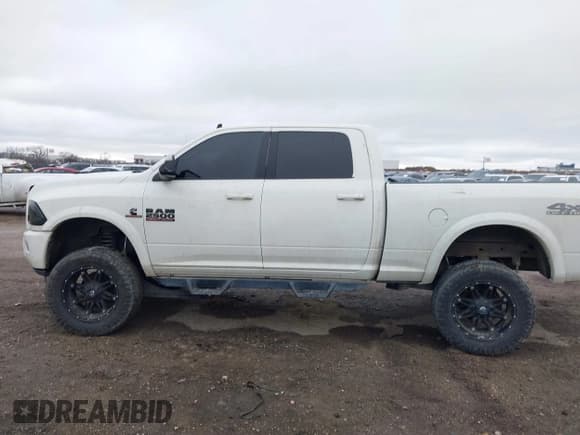 ✅ 2017 Ram 2500 Laramie • VIN: 3C6UR5FL7HG749723 • Lot: 41523969. Wystawiony na IAAI z przebiegiem 133 622 mil. Bezpłatny archiwum sprzedaży aukcyjnych z USA i szczegółowy raport historii pojazdu na DreamBid. Zdjęcie 14.