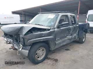 1999 Chevrolet Silverado 2500 LS z VIN 1GCGK29U8XE153524, wystawiony jako IAAI lot #41400306 z przebiegiem 240 271 mil mil oraz . Historia ofert i sprzedaży dostępna na DreamBid. Obrazek 2.