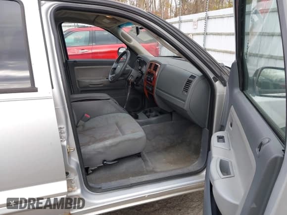 ✅ 2005 Dodge Dakota SLT • VIN: 1D7HE48N55S300470 • Lot: 43579452. Wystawiony na IAAI z przebiegiem 218 140 mil. Bezpłatny archiwum sprzedaży aukcyjnych z USA i szczegółowy raport historii pojazdu na DreamBid. Zdjęcie 5.