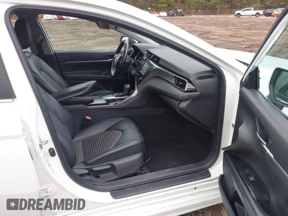 ✅ 2019 Toyota Camry LE • VIN: 4T1B11HK1KU205769 • Lot: 43546285. Listed on IAAI with 124,964 mi. Free auction sales archive from the USA and detailed vehicle history report at DreamBid. Image 5.