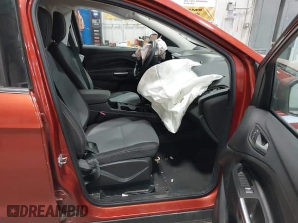 ✅ 2019 Ford Escape SE • VIN: 1FMCU9GD2KUA05982 • Lot: 43337696. Wystawiony na IAAI z przebiegiem 99 139 mil. Bezpłatny archiwum sprzedaży aukcyjnych z USA i szczegółowy raport historii pojazdu na DreamBid. Zdjęcie 5.