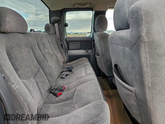 ✅ 2005 Chevrolet Silverado 2500HD LS • VIN: 1GCHK29U45E311987 • Lot: 93718665. Wystawiony na Copart z przebiegiem 256 364 mil. Bezpłatny archiwum sprzedaży aukcyjnych z USA i szczegółowy raport historii pojazdu na DreamBid. Zdjęcie 10.