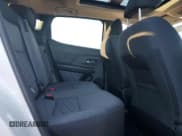 ✅ 2025 Nissan Kicks SV • VIN: 3N8AP6CB1SL439010 • Lot: 82571185. Wystawiony na Copart z przebiegiem 800 mil. Bezpłatny archiwum sprzedaży aukcyjnych z USA i szczegółowy raport historii pojazdu na DreamBid. Zdjęcie 11.