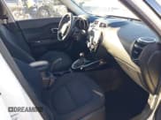 ✅ 2015 Kia Soul + • VIN: KNDJX3A50F7196856 • Lot: 43516751. Wystawiony na IAAI z przebiegiem 68 357 mil. Bezpłatny archiwum sprzedaży aukcyjnych z USA i szczegółowy raport historii pojazdu na DreamBid. Zdjęcie 5.