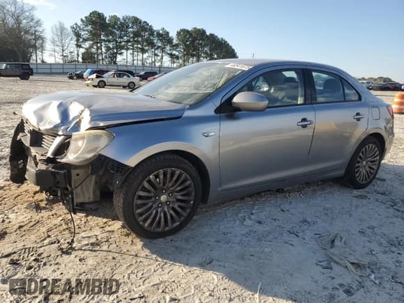 ✅ 2011 Suzuki Kizashi SE • VIN: JS2RF9A39B6110327 • Lot: 46541675. Wystawiony na Copart z przebiegiem 136 160 mil. Bezpłatny archiwum sprzedaży aukcyjnych z USA i szczegółowy raport historii pojazdu na DreamBid. Zdjęcie 1.