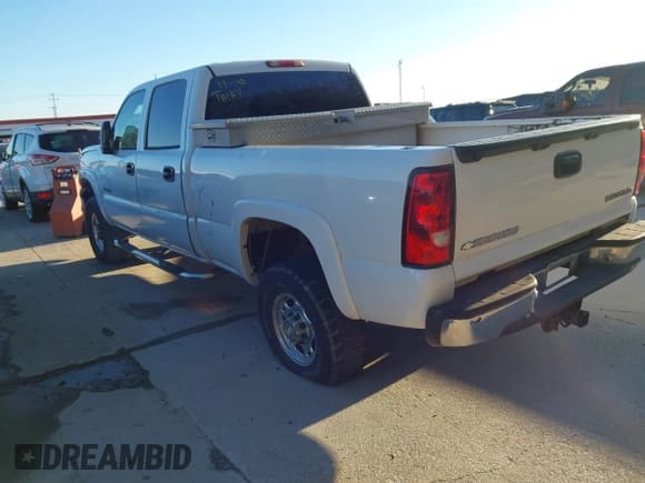 ✅ 2005 Chevrolet Silverado 2500HD LT • VIN: 1GCHC23U75F883040 • Lot: 43643562. Wystawiony na IAAI z przebiegiem 268 370 mil. Bezpłatny archiwum sprzedaży aukcyjnych z USA i szczegółowy raport historii pojazdu na DreamBid. Zdjęcie 3.